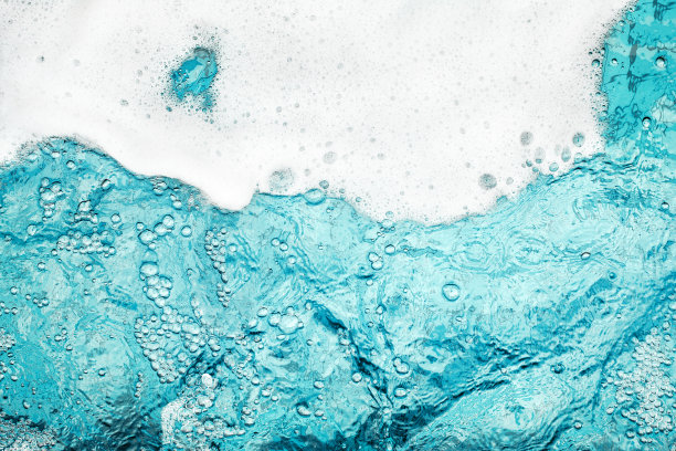 白色泡沫清澈的蓝色水背景特写，海洋或海洋泡沫波浪边框，泡沫泡沫纹理，泡沫背景，肥皂泡沫图案，肥皂洗涤剂，泡沫浴表面，淋浴，清洁和洗涤图片下载