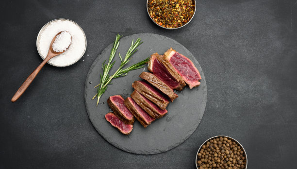 炸牛排在黑板上切成块，熟度生带血图片下载