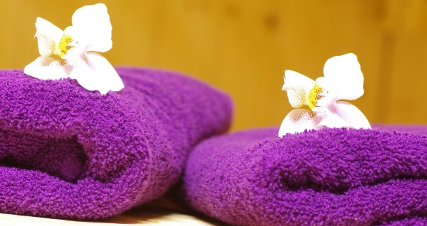 紫色毛巾与兰花花在桑拿图片下载
