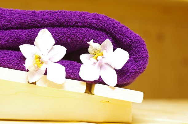 紫色毛巾与兰花花在桑拿图片下载