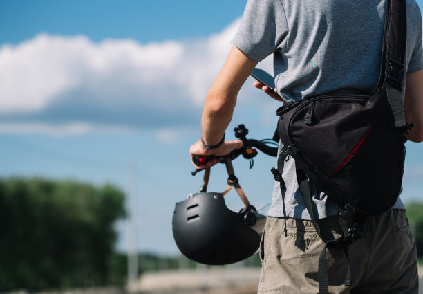 现代eco-transport。该男子还在电动踏板车上用手机旅行。特写镜头，戴着头盔安全骑行图片下载