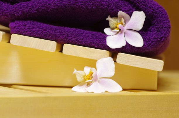 紫色毛巾与兰花花在桑拿图片下载