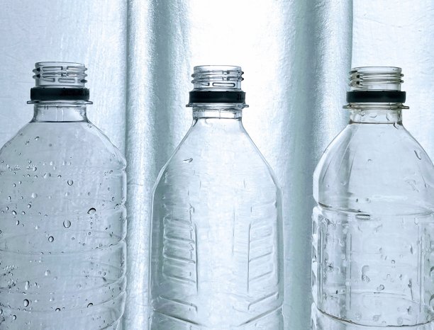 带有水滴的塑料瓶图像。图片下载