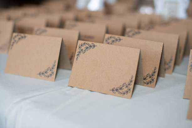 空白的棕色纸板放置婚礼接待卡图片下载