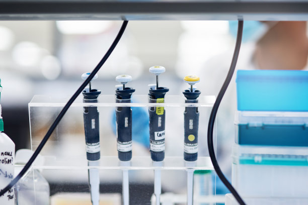 这是实验室里一群滴管的照片图片下载