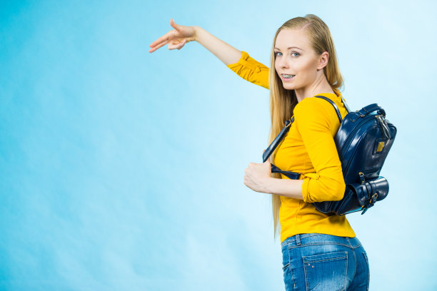 去上学的年轻女子图片下载