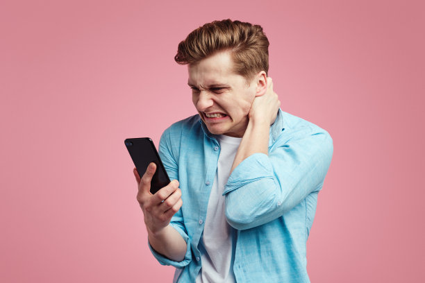 震惊有魅力的男性在收到短信时咬紧牙关坏情绪图片下载
