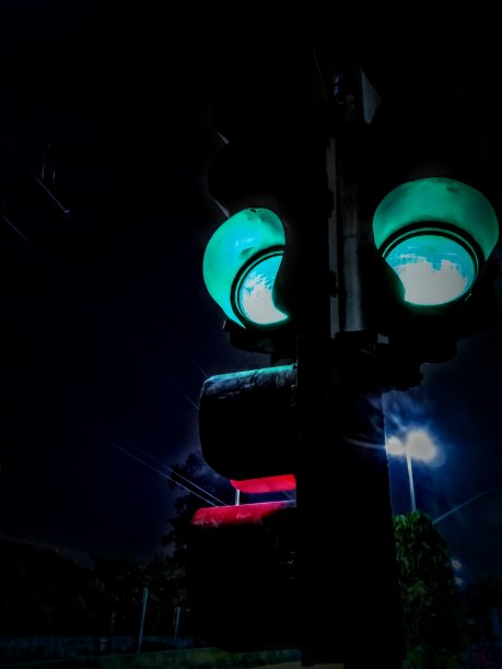 红绿灯，过路前看…图片下载