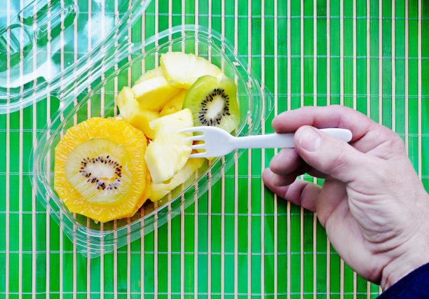 塑料盒子里的水果沙拉图片下载