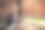 年轻女子在公园里吃着新鲜的有机沙拉，喝着橙汁图片下载