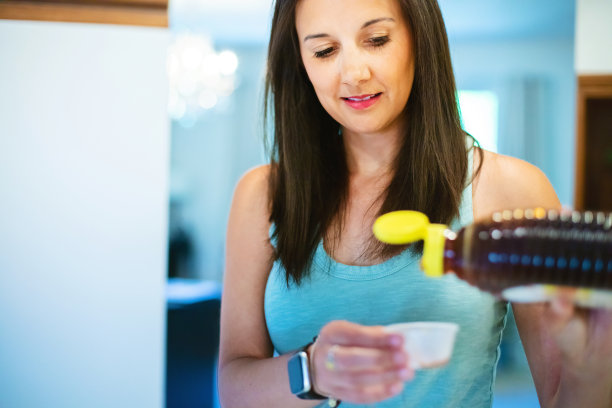 千禧女性在厨房用塑料容器做饭照片系列图片下载