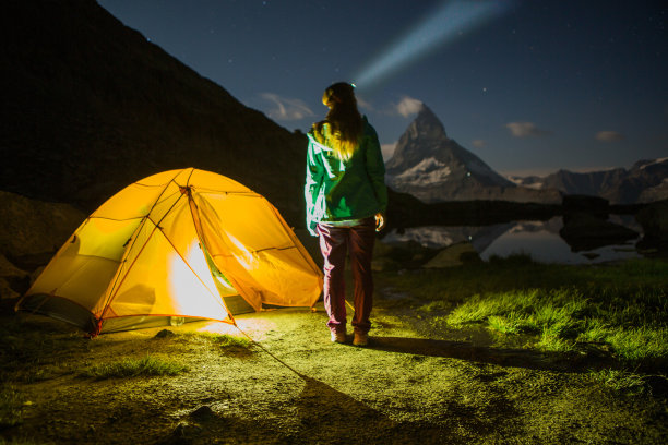 马特洪峰山顶女子露营夜景图片下载