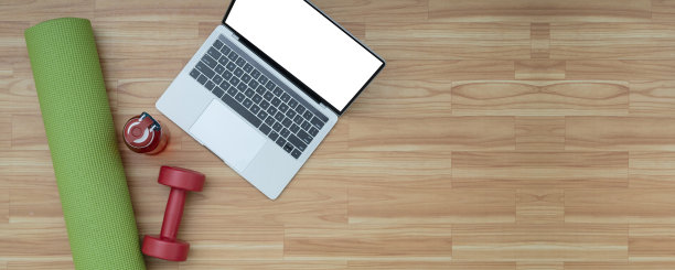 地板上有瑜伽垫的俯视图笔记本电脑。全景的概念图片下载