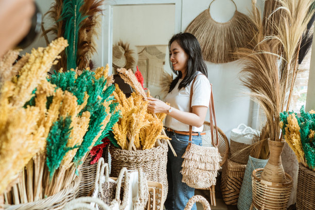 美丽的女性手持一件花艺图片下载