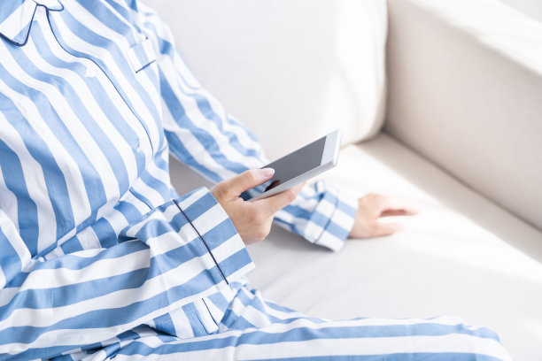 穿着睡衣的女人，智能手机，身体部位图片下载