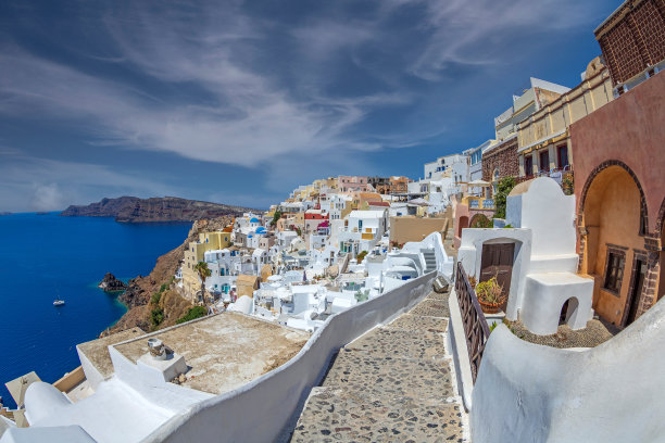 希腊圣托里尼岛伊亚村的白色和蓝色建筑图片下载