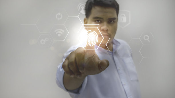 商人亚洲和数字合成的手触摸抽象波浪在虚拟屏幕。未来网络技术概念。图片下载