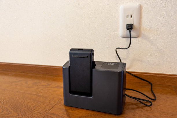 电池正在房间里充电图片下载