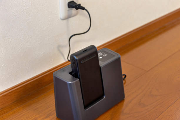 电池和充电器在房间里图片下载