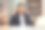 一个商务女性用耳机在家里使用笔记本电脑工作的照片:库存照片图片下载