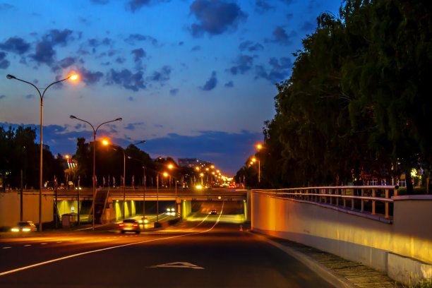 照片中的夜城，夕阳中的城市，在艺术处理中图片下载