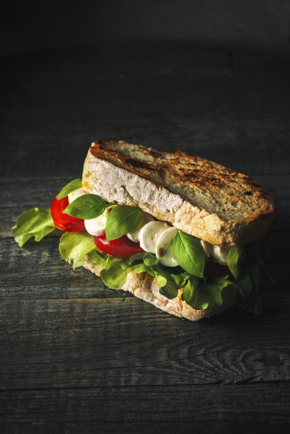 马苏里拉奶酪和番茄三明治图片下载