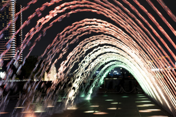 彩灯下的喷泉图片下载