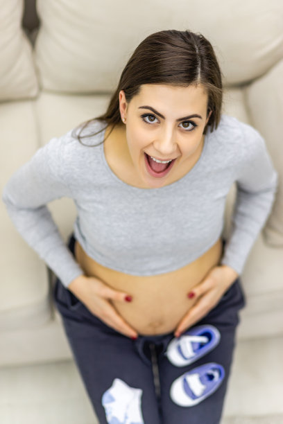 3d俯视图插图孕妇与小蓝色男性鞋。图片下载