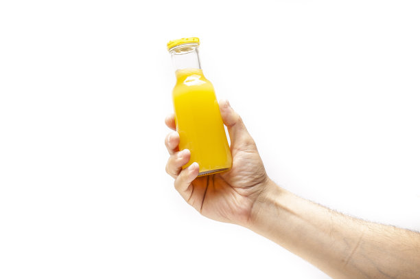 一名男子拿着一瓶鲜榨果汁图片下载