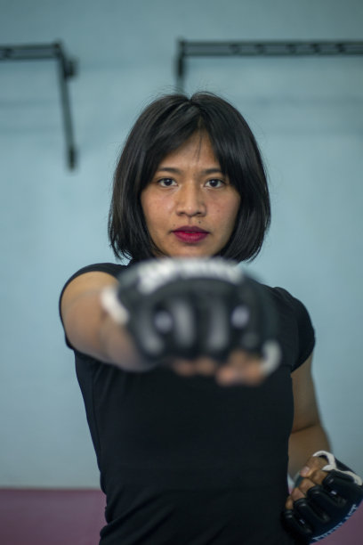 戴着手套的年轻女运动员的肖像图片下载