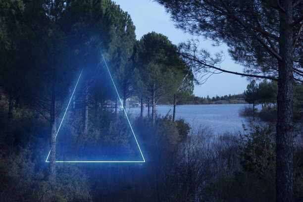 蓝色的霓虹三角灯湖景和后面的树木，未来的视觉效果图片下载