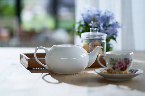 早晨——木桌，茶具和一罐饼干图片下载
