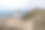 年轻人在山脊上徒步，天空阴云密布图片下载