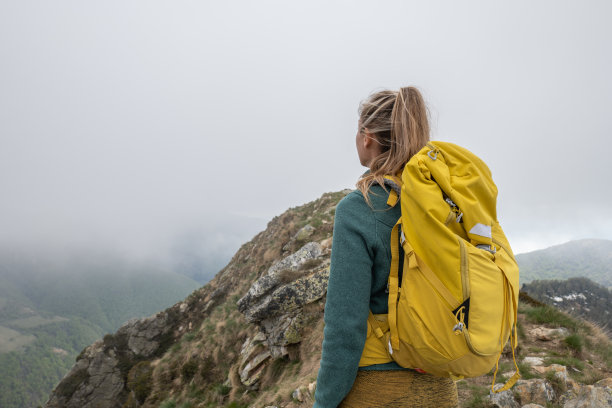 女徒步旅行者在山顶沉思图片下载