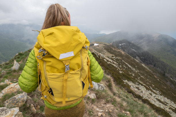 女徒步旅行者在山顶沉思图片下载