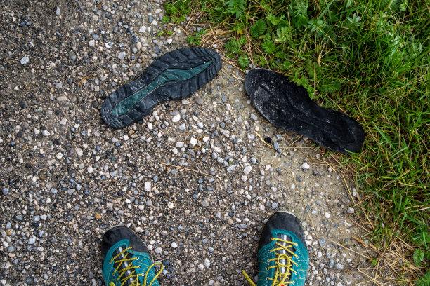地板的观点与两个鞋在底部和两个分离的鞋底在地板上图片下载