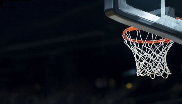 篮球圈孤立在黑色背景。专业运动的概念图片下载