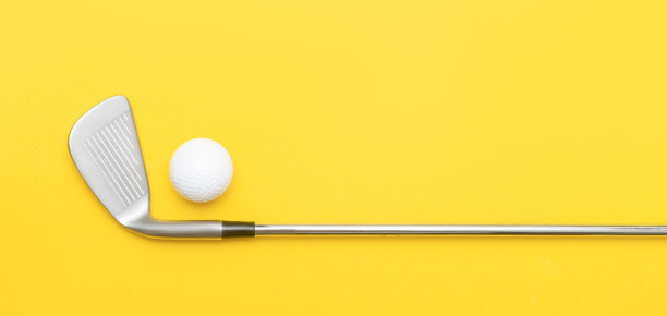 黄色背景上的白色高尔夫球和棒子。横向运动海报，贺卡，标题，网站图片下载