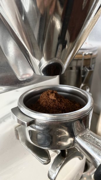 咖啡机上的咖啡豆特写镜头图片下载