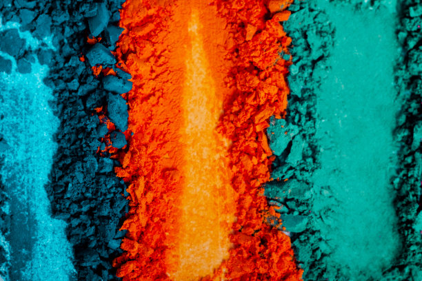 平铺破碎明亮的多色眼影作为样品和色块的化妆品美容产品孤立的白色背景图片下载