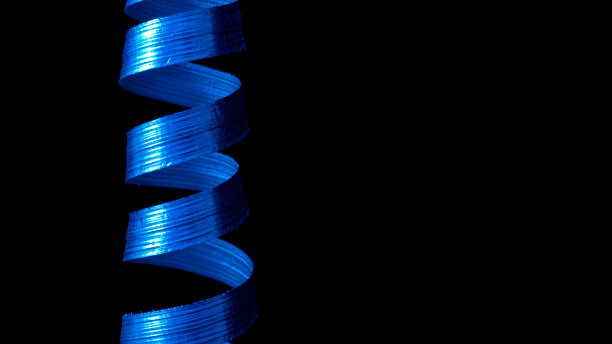 黑色背景上的蓝色螺旋金属薄片图片下载