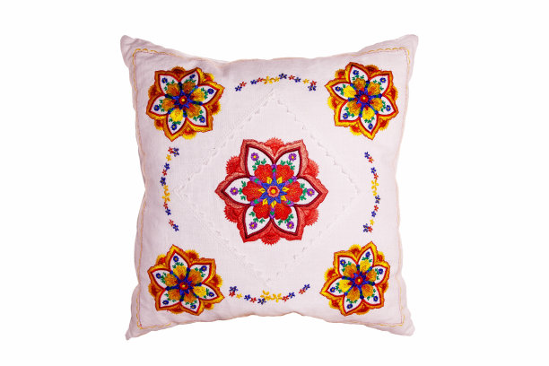 彩色曼荼罗刺绣设计，白色亚麻枕头，室内设计细节。隔离。图片下载