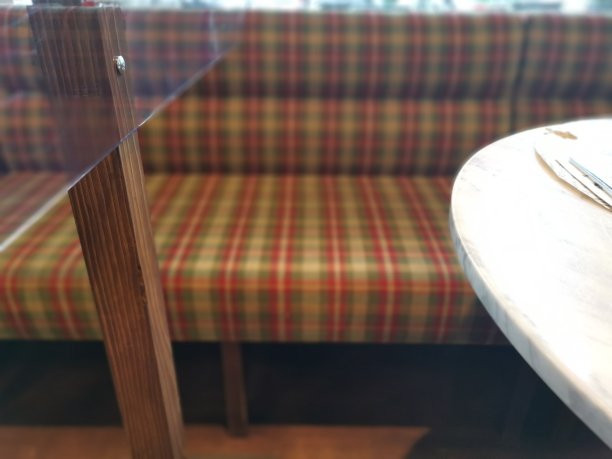 新冠肺炎大流行期间，餐厅内部的有机玻璃隔断图片下载