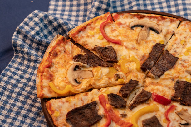 披萨装在木盘子里图片下载