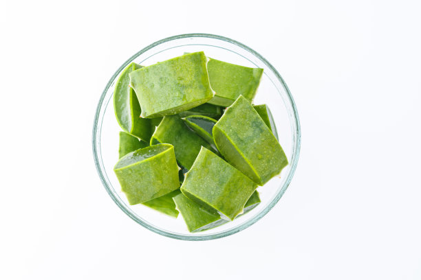 芦荟切片放入碗中图片下载