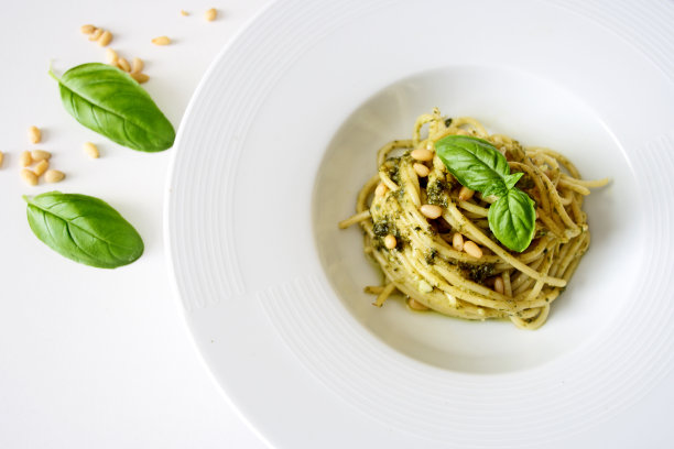 白底香蒜酱意大利面图片下载