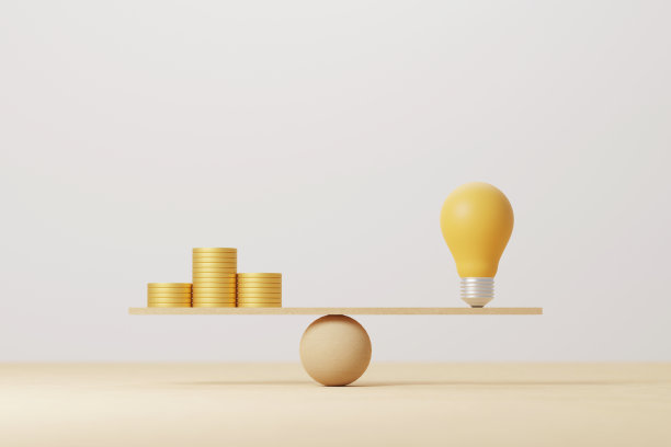 硬币叠在木天平上比较灯泡的想法。货币金币与知识观念比较平衡。三维演示图片下载