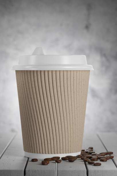 咖啡馆木桌上的一次性牛皮纸纸杯可回收的餐具。一次性纸杯。3 d渲染。图片下载