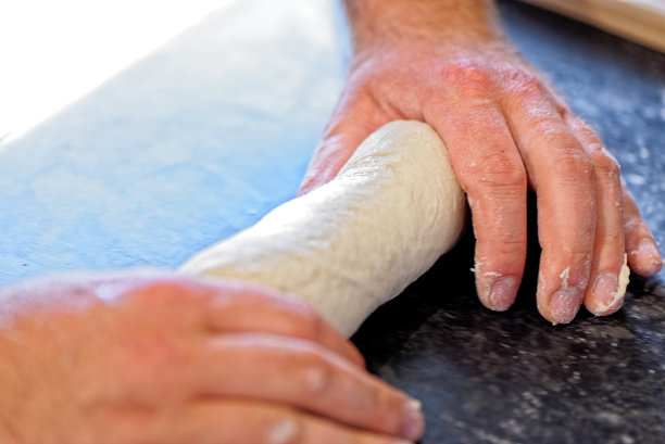 专业面包师准备面包面团在厨房的特写视图图片下载