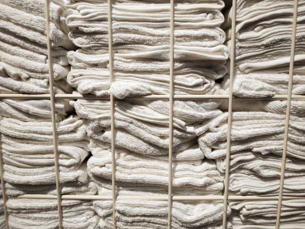 家居用品商店出售成堆的卷毛巾。图片下载